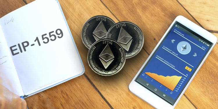 Libreta con EIP-1559, monedas de Ethereum con estatus de criptomoneda en celular.