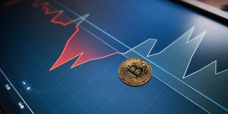 Moneda de Bitcoin sobre pantalla con gráfico alcista de mercado. Fuente: mstandret / elements.envato.com