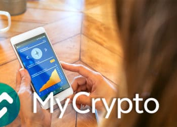 Logo de MyCrypto sobre mojer sosteniendo teléfono con monedero de ethereum. Composición por CriptoNoticias. My Crypto / mycrypto.com; davidpereiras / elements.envato.com.