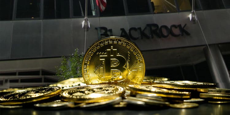 Moneda de Bitcoin entre pila de monedas con edificio de Black Rock en el fondo. Composición por CriptoNoticias. anankkml / elements.envato.com; Americasroof / wikipedia.org.