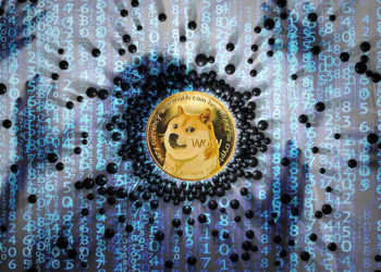 Moneda de Dogecoin en el centro de esferas con código y hackers en el fondo. Composición por CriptoNoticias. jirkaejc / elements.envato.com; GarryKillian / freepik.com; Matryx / pixabay.com.