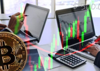 Moneda de Bitcoin sobre gráfico alcista apuntando a USD 300.000 con traders estudiando gráficos de mercado en el fondo. Composición por CriptoNoticias. johan10 / elements.envato.com; Jcomp / elements.envato.com; twenty20photos / elements.envato.com.