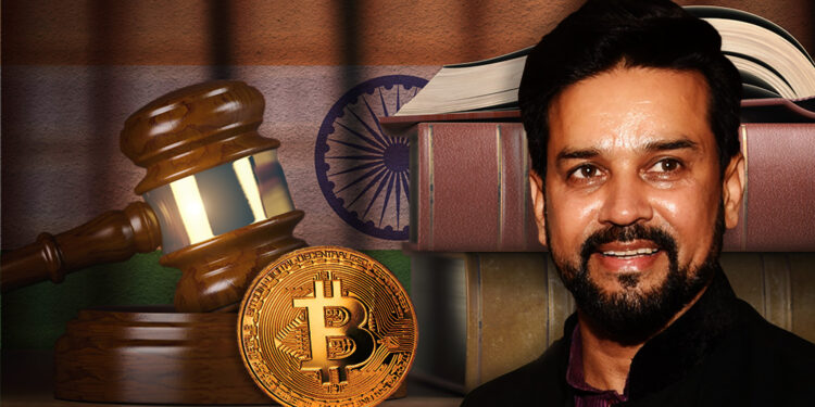 Anurag Thakur junto a moneda de Bitcoin en escritorio legal con bandera de la India en el fondo. Composición por CriptoNoticias.  LightFieldStudios / elements.envato.com; maxxyustas / elements.envato.com; twenty20photos / elements.envato.com; Ministry of Finance / wikipedia.org.