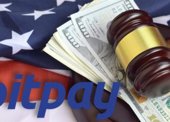 Logo de Bitpay sobre martillo de juez con billetes de dólar y bandera de Estados Unidos en el fondo. Composición por CriptoNoticias. Bitpay / bitpay.com; twenty20photos / elements.envato.com.