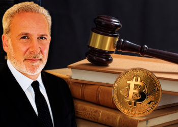 Peter Schiff en frente de moneda de Bitcoin sobre libros legales. Composición por CriptoNoticias. LightFieldStudios / elements.envato.com; Euro Pacific Asset Management / europacificfunds.com; rawf8 / elements.envato.com.