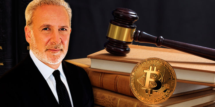 Peter Schiff en frente de moneda de Bitcoin sobre libros legales. Composición por CriptoNoticias. LightFieldStudios / elements.envato.com; Euro Pacific Asset Management / europacificfunds.com; rawf8 / elements.envato.com.