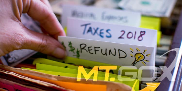 Logo de MTGox sobre mujer seleccionando archivos de reembolso. Composición por CriptoNoticias. Mt.Gox / wikipedia.org; twenty20photos / elements.envato.com.