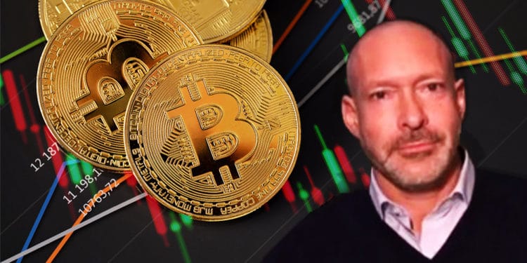 Ross Stevens en frente de monedas de Bitcoin sobre mesa con gráficos de mercado. Composición por CriptoNoticias. jcomp / freepik.com; kjekol / elements.envato.com.