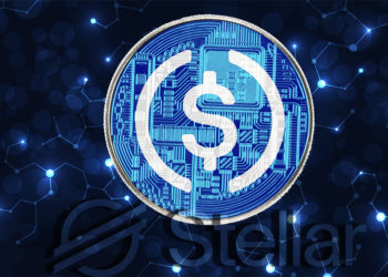 Moneda de USDC sobre  blockchain digital con logo de Stellar superpuesto. Composición por CriptoNoticias. Centre / centre.io; Stellar / stellar.org; johan10 / elements.envato.com; vector_corp / freepik.com.