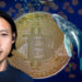 Willy Woo frente a moneda de bitcoin rodeada por ballenas con frágfico de mercado y monedas cayendo en el fondo. Composición por CrioptoNoticias. dibrova / elements.envato.com; jcomp / freepik.com; Unchained Podcast / unchainedpodcast.com; CriptoNoticias / criptonoticias.com.