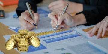 varias manos sosteniendo bolívgrafos llenando planillas para la tributación de bitcoin en España.