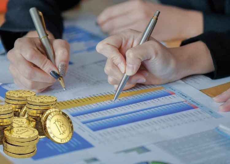 varias manos sosteniendo bolívgrafos llenando planillas para la tributación de bitcoin en España.