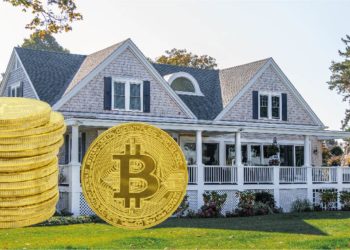 Casa soñada y pila de bitcoins. Composición por CriptoNoticias. Fuentes: Teddy / rawpixel.com ; todd kent /  unsplash.com