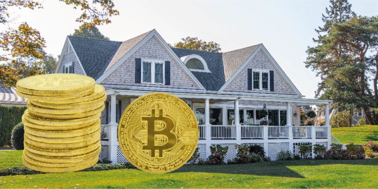 Casa soñada y pila de bitcoins. Composición por CriptoNoticias. Fuentes: Teddy / rawpixel.com ; todd kent /  unsplash.com