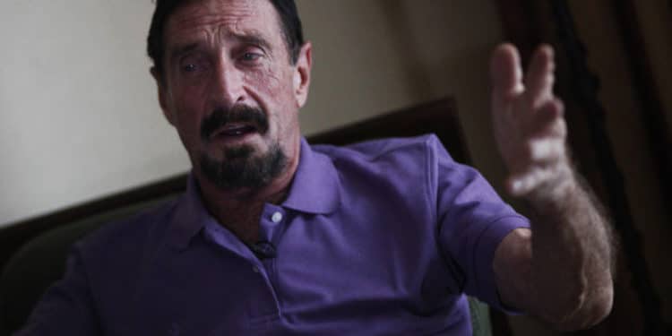 John McAfee hablando a los medios de comunicación. Fuente:  tua ulamac /  flickr.com