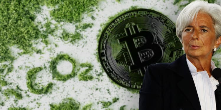 Christine Lagarde con moneda de bitcoin sobre arena con "CO2" escrito al lado. Composición por CriptoNoticias. Panxunbin /  elements.envato.com ; twenty20photos /   elements.envato.com; MEDEF / flickr.com