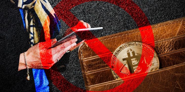 Signo de prohibición sobre imagen de mujer operando en tablet junto a billetera con moneda de bitcoin. Composición por CriptoNoticias. Clker-Free-Vector-Images / pixabay.com; Rawpixel / elements.envato.com; ff-photo / elements.envato.com.