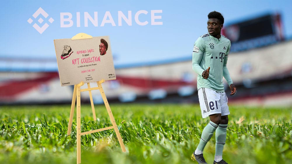 Campo de fútbol con Alphonso Davies con atril sosteniendo NFT de Binance.