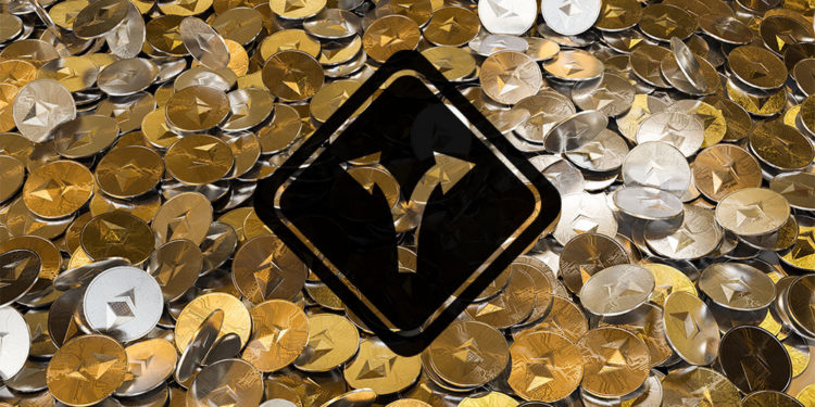 Fondo de monedas de ethereum y señal de bifurcación.