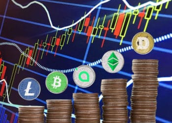 Pila de monedas con dogecoin, ethereum classic, siacoin, litecoin, bitcoincash sobre fondo de gráfico en alza. Composición por CriptoNoticias Fuentes:  fotoartist_1/ elements.envato.com  ;  johnstoker/ elements.envato.com  ; dogecoin/ monedas.com  ; ethereum classic/monedas.com  ; siacoin/moneda.com ; litecoin/monedas.com ; bitcoin cash/monedas.com.