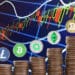 Pila de monedas con dogecoin, ethereum classic, siacoin, litecoin, bitcoincash sobre fondo de gráfico en alza. Composición por CriptoNoticias Fuentes:  twenty20photos  /  elements.envato.com  ;  Jcomp  /  elements.envato.com  ; dogecoin /  monedas.com  ; ethereum classic /  monedas.com  ; siacoin /  monedas.com  ; litecoin /  monedas.com ;
