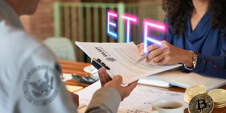 Mujer presenta documento de Galaxy Digital ante funcionario de la SEC son "ETF" superpuesto y monedas de bitcoin sobre mesa. Composición por CriptoNoticias. Galaxy Digital / galaxydigital.io;johan10/elements.envato.com; pikisuperstar / freepik.com; SEC / sec.gov; pressfoto / freepik.com.