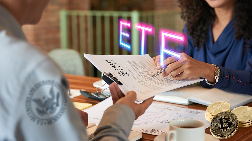 Mujer presenta documento de Galaxy Digital ante funcionario de la SEC son "ETF" superpuesto y monedas de bitcoin sobre mesa. Composición por CriptoNoticias. Galaxy Digital / galaxydigital.io; johan10 / elements.envato.com; pikisuperstar / freepik.com; SEC / sec.gov; pressfoto / freepik.com.