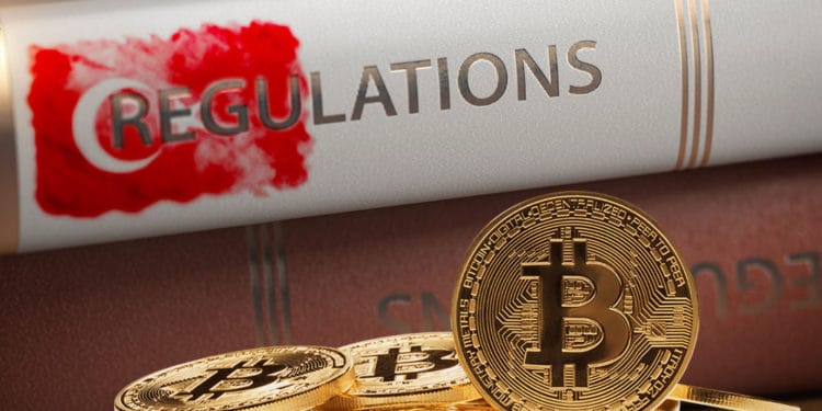 Libro de regulaciones con bandera de Turquía y bitcoins.