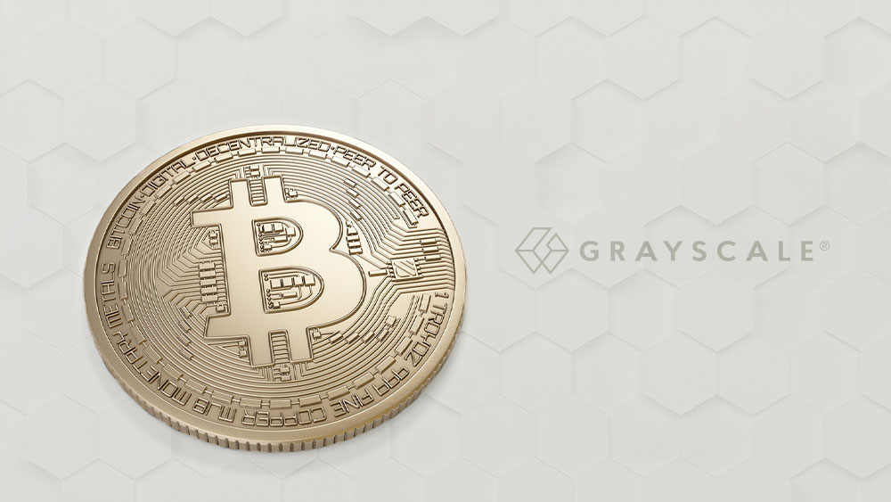 Bitcoin y logo de Grayscale sobre fondo de patrón hexagonal.