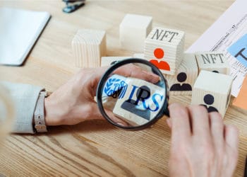 IRS Estados Unidos regulación NFT impuestos