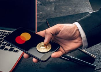 Mastercard considera que los millennials son el principal segmento que apoya a bitcoin. Composición por CriptoNoticias Fuentes:  master  /  elements.envato.com  ;  mastercard /  mastercard.com.ar .