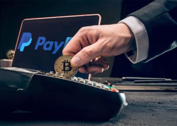 Medio de pago con bitcoin y logo de Paypal.