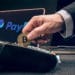 Medio de pago con bitcoin y logo de Paypal.