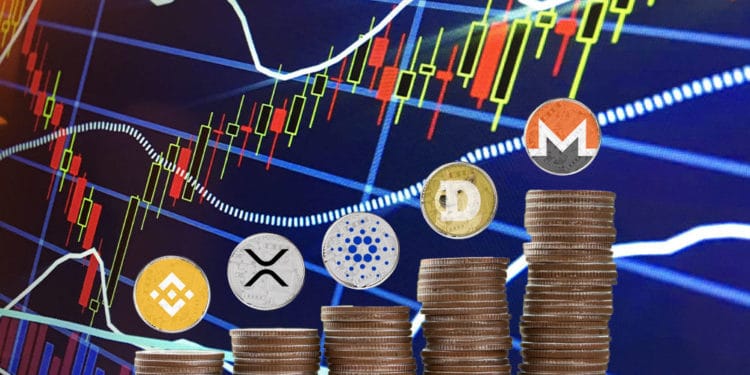 Gráfico y pila de monedas: monero, dogecoin, cardano XRP, binance. Composición por CriptoNoticias Fuentes:  Jcomp  /  elements.envato.com  ;  twenty20photos  /  elements.envato.com  ; cryptologos /  cryptologos.cc .