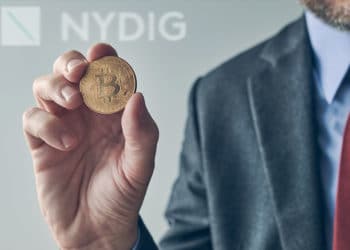 Hombre de negocios con bitcoin en mano y logo de NYDIG de fondo.