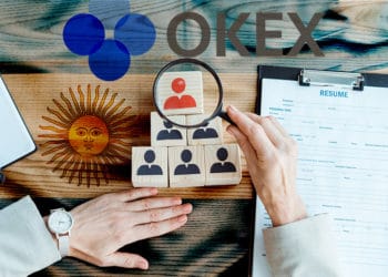 Mujer observa con lupa figuras de personas sobre mesa con bandera de Argentina y logo de Okex superpuesto. Composición por CriptoNoticias. Okex / okex.com; LightFieldStudios / elements.envato.com; slon.pics / freepik.com.