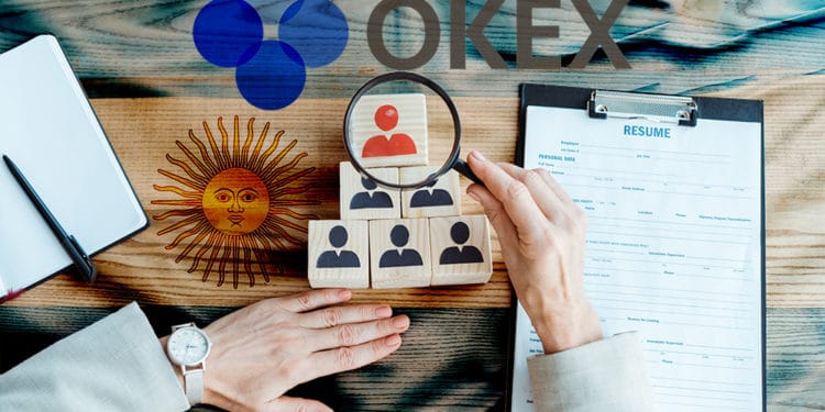 Mujer observa con lupa figuras de personas sobre mesa con bandera de Argentina y logo de Okex superpuesto. Composición por CriptoNoticias. Okex / okex.com; LightFieldStudios / elements.envato.com; slon.pics / freepik.com.