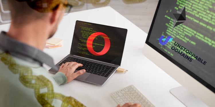 Hombre frente a dos pantallas de códigos con los logos de Opera, Unstoppable Domains y Ethereum rodeado de cadenas de blockchain.