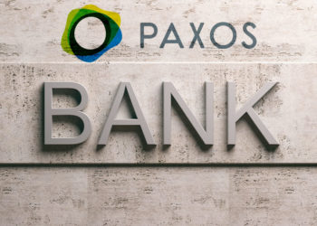 Cartel de banco sobre pared de mármol y logo de Paxos. Composición por CriptoNoticias Fuentes:  rawf8 /  elements.envato.com   ; paxos /  paxos.com .