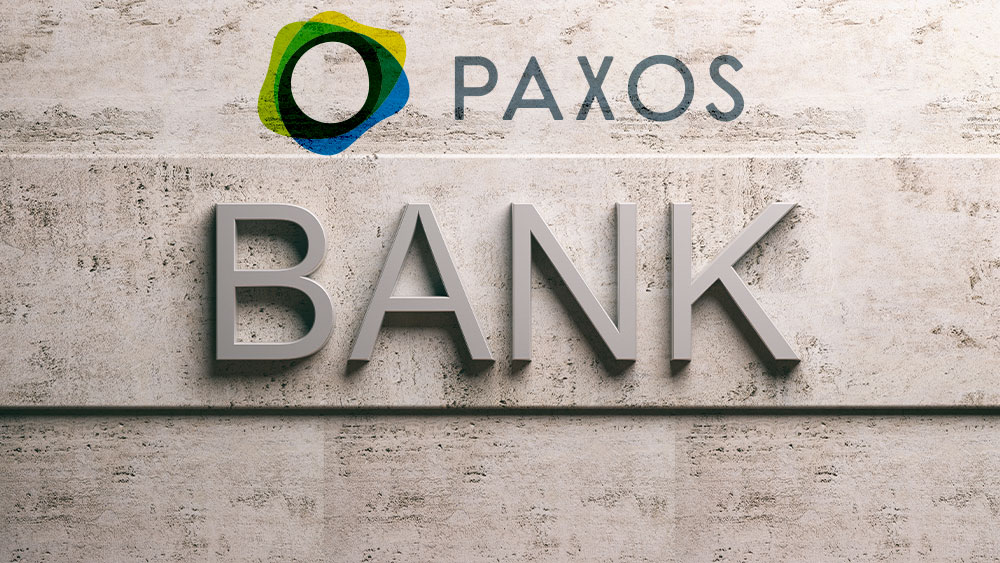 Cartel de banco sobre pared de mármol y logo de Paxos. Composición por CriptoNoticias Fuentes:  rawf8 /  elements.envato.com   ; paxos /  paxos.com .