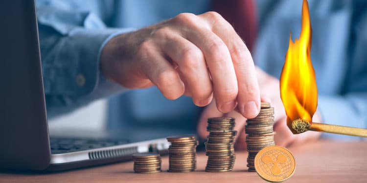 Pilas y pilas de XRP  sobre mesa y mano de hombre con cerilla encendida lateral. Composición por CriptoNoticias Fuentes:  stevanovicigor  /  elements.envato.com  ;  jirkaejc  /  elements.envato.com  ;  pixabay  /  pexels.com .