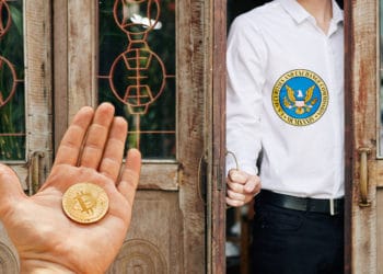 Hombre con logo de sec abriendo puerta a bitcoins.