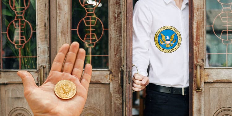 Hombre con logo de sec abriendo puerta a bitcoins.