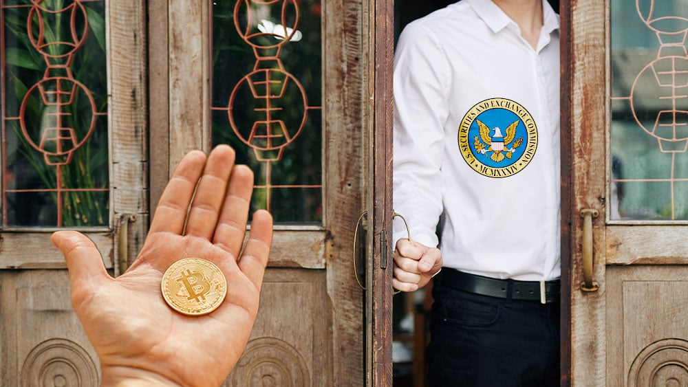 Hombre con logo de sec abriendo puerta a bitcoins.