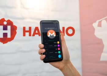 Teléfono con wallet y logo de monero en habitación con logos de Havano y Samourai Wallet.