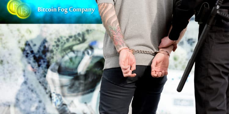 Policía arrestando a hombre con billetes de dólar en jabón y logo de Bitcoin Fog en el fondo. Composición por CriptoNoticias. simonida / elements.envato.com; Bitcoin Fog / bitcoinfogblog.wordpress.com; LightFieldStudios / elements.envato.com.