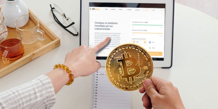 Personas usando tablet con Bitbase en la pantalla, bitcoin en mano.