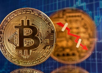 Bitcoin con flecha en caída.