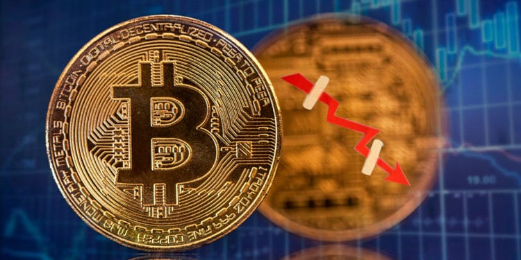 Bitcoin con flecha en caída.