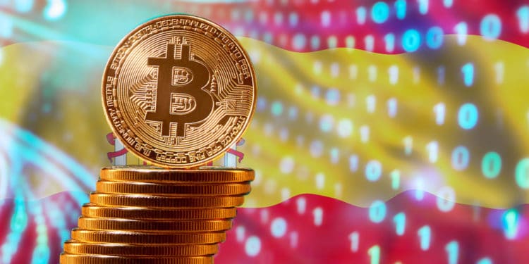 Pila de bitcoins y bandera de España.